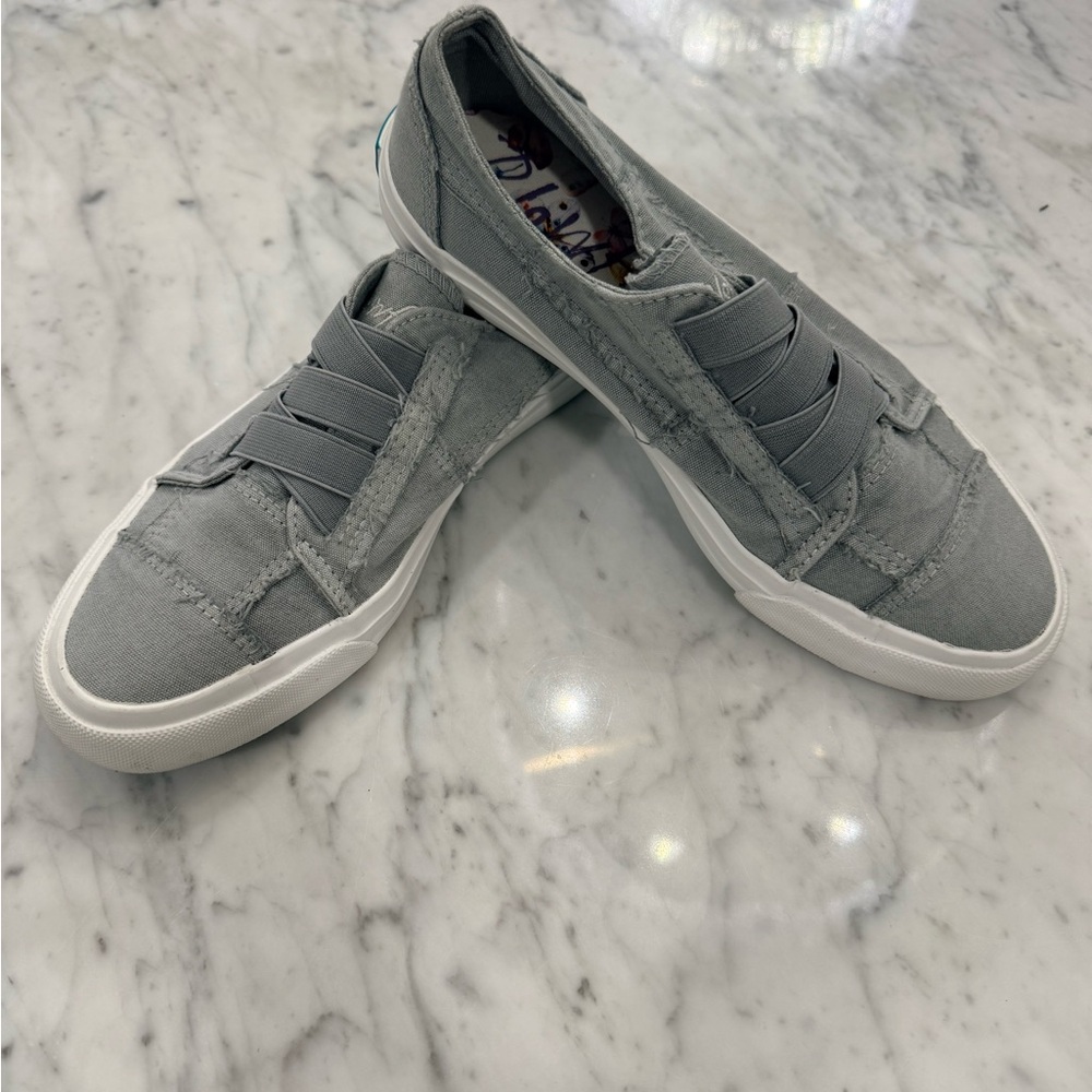 EXCELLENT Blowfish Women’s Gray Slip On Sneaker - Picture 4 of 4